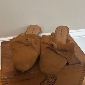 Baretraps Womens Suede Bow Mules Size 9.5 Brown Pointed Toe Slip On Flat Shoes